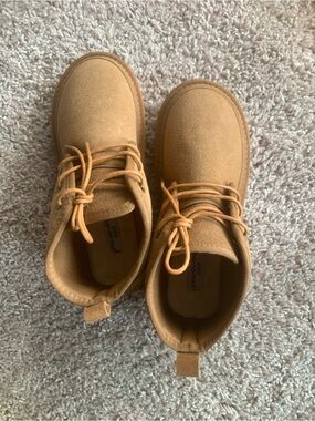 NWOT Strauss + Ramm Leather Teens Chukka Boots